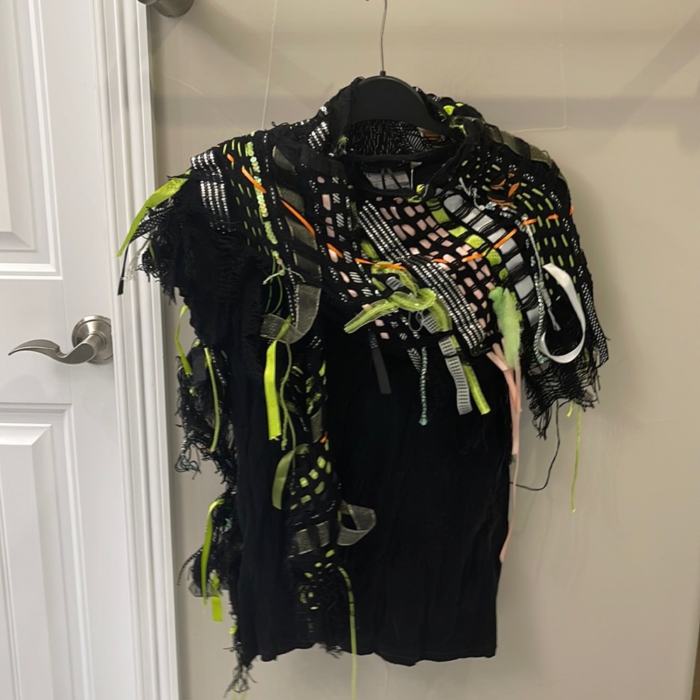 Alice and Olivia silk T-shirt with gorgeous decorative scarf accent. Wrap or tie